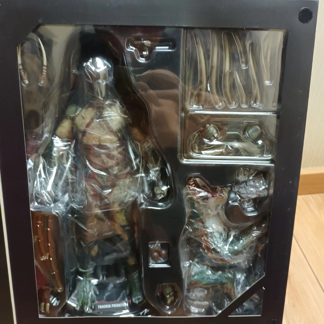 Brand New! Hot Toys MMS147 PREDATORS 1/6 Tracker Predator w Hound Non-refundable