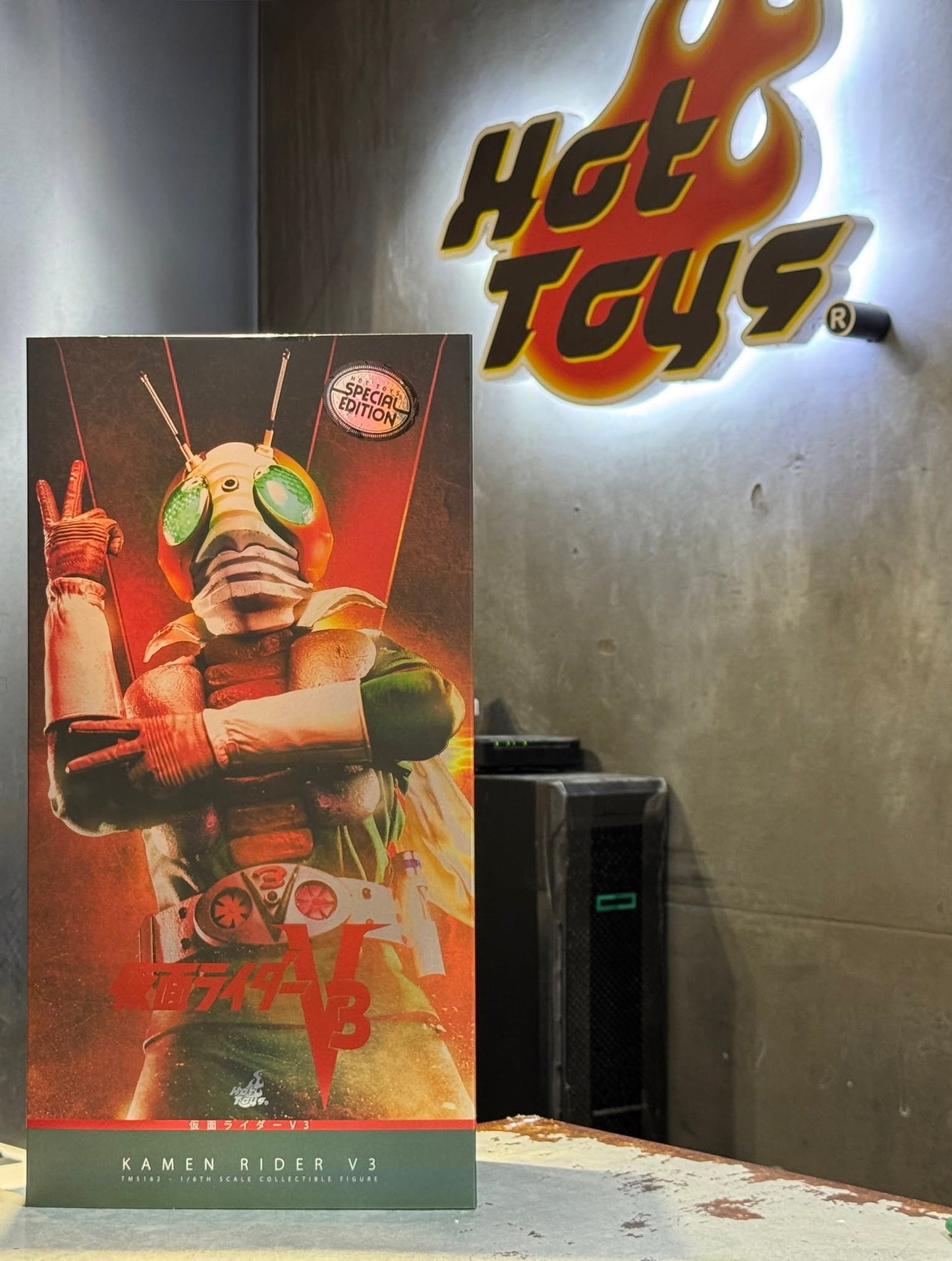 Ready! Hot Toys TMS162B 1/6 Kamen Rider V3 Special Edition