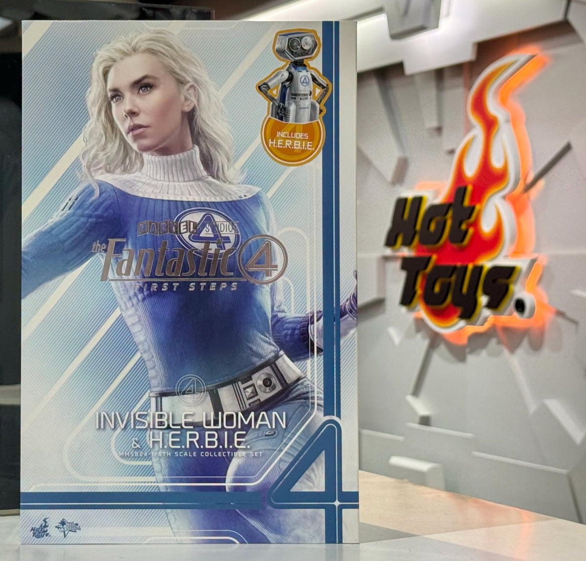 Ready! Hot Toys MMS824 The Fantastic Four: First Steps 1/6 Invisible Woman and H.E.R.B.I.E. (Collector Edition)